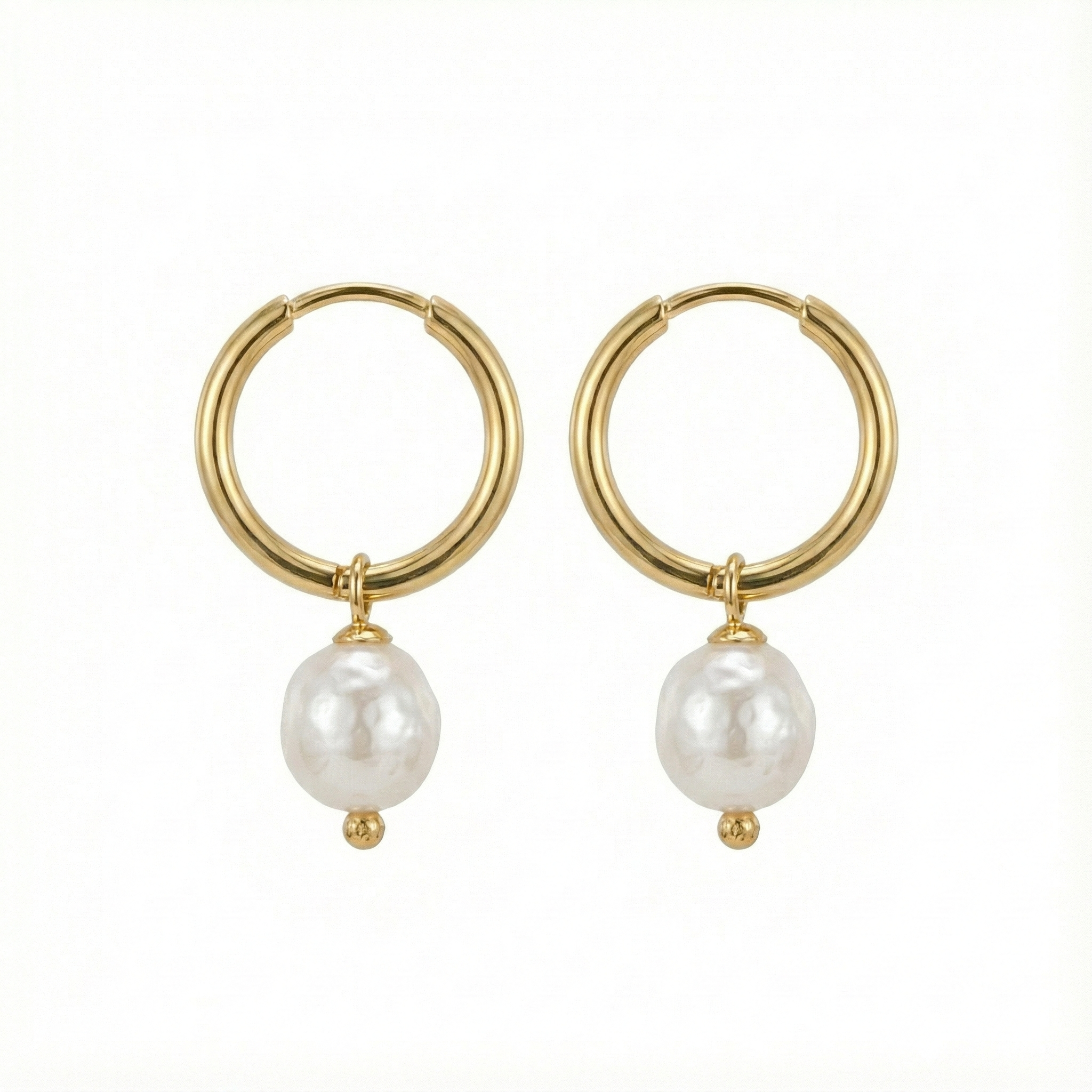 Boucles d'oreilles mariage pendantes : créoles dorées ornées de perles blanches nacrées, style élégant et chic.